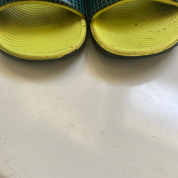 Boys Nike slip ons - Picture 4 of 4